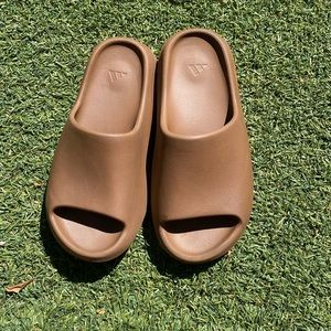 Size 9 adidas yeezy flaux slides